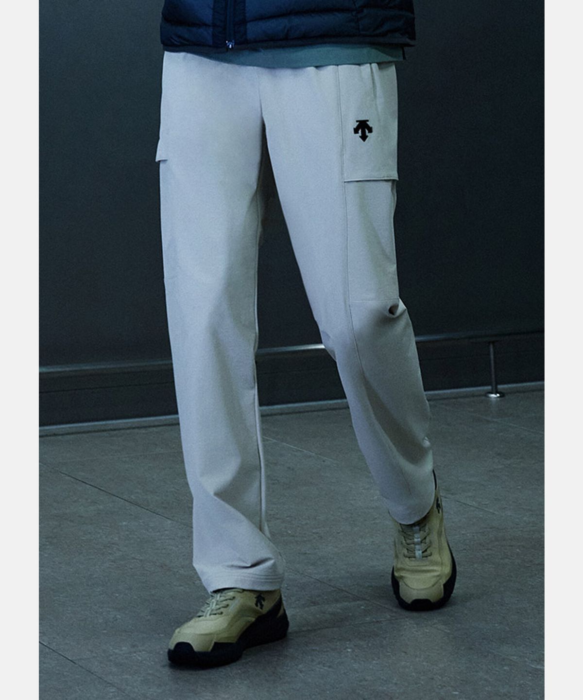 데상트(DESCENTE) 남성 DE:LIGHT 테이퍼드핏 카고 우븐 팬츠 베이지 SR321SPT91