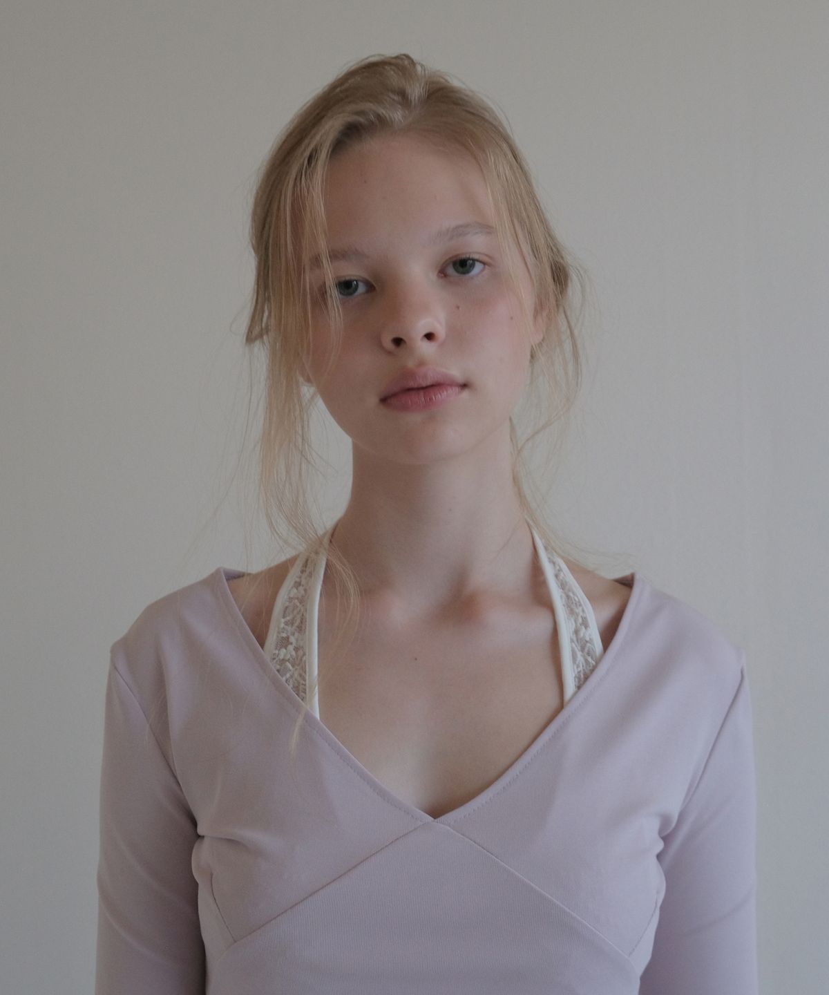 톤드(TONED) Lace halter sleeveless top (ivory)