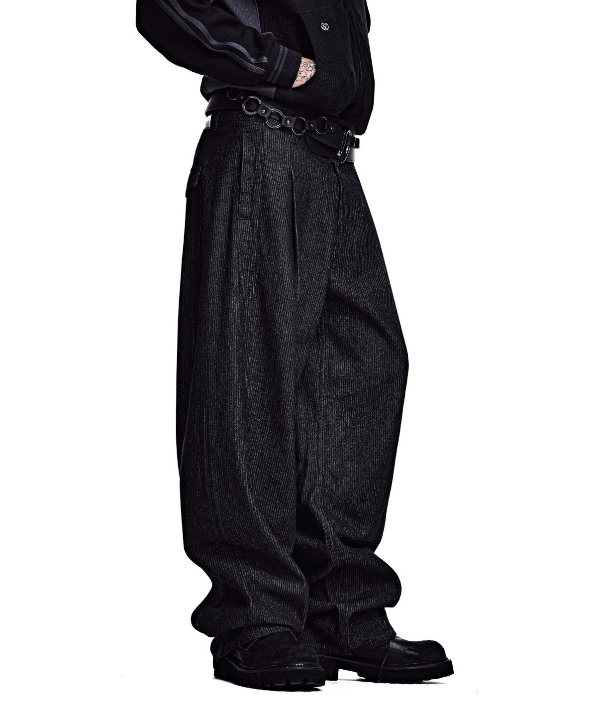 세컨모놀로그(SECONDMONO) Pinstripe Curved Denim Pants [BLACK]_SEPT084BLACK