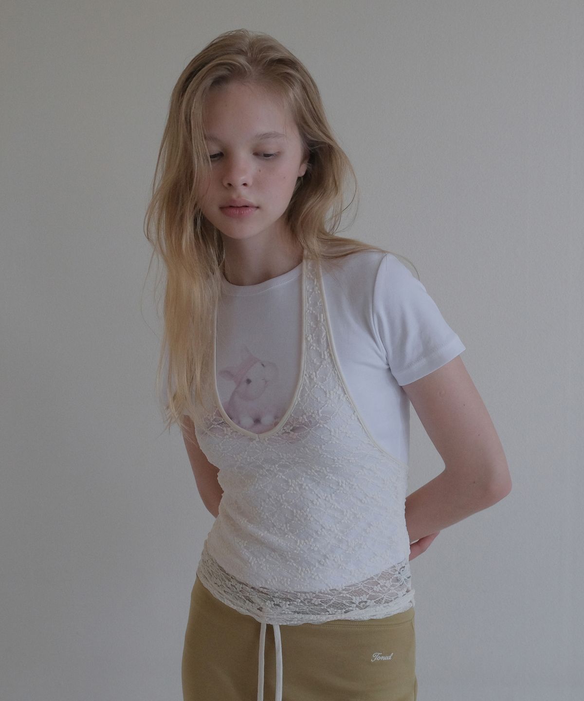 톤드(TONED) Lace halter sleeveless top (cream)