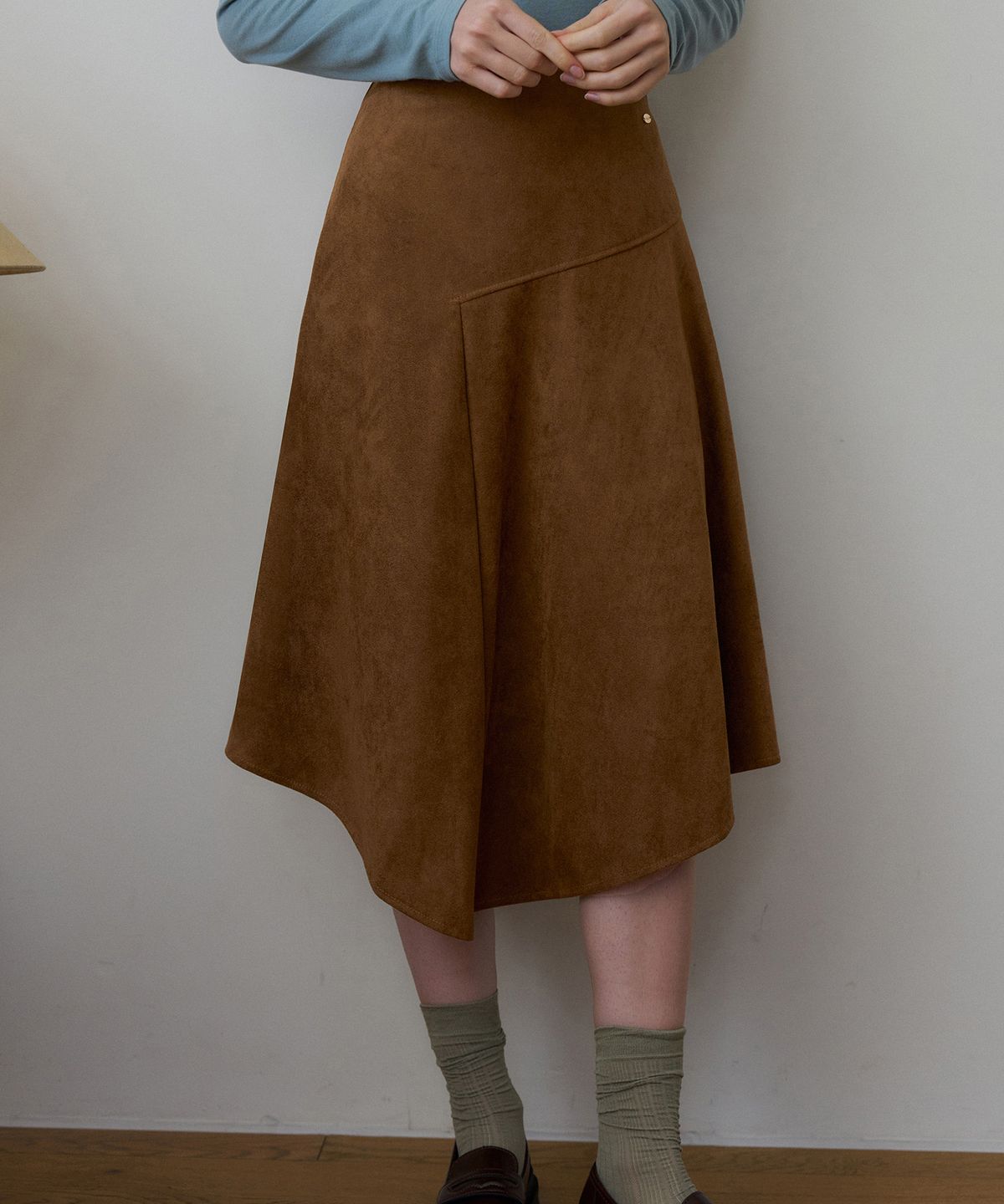 헤인트(HAINT) DAREV SUEDE TOUCH ASYMMETRIC FLARE SKIRT 2COL_CAMEL