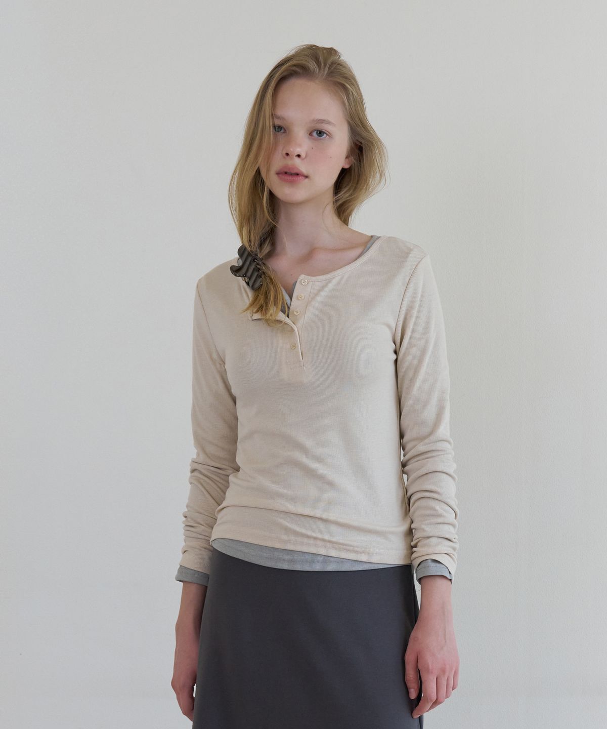 톤드(TONED) Henley neck long sleeve t-shirt (beige)