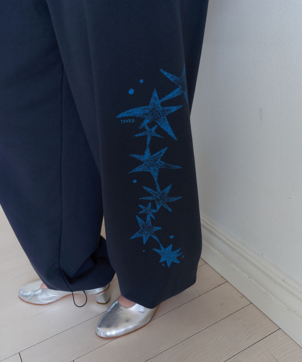 톤드(TONED) Ribbon graphic sweatpants (chacoal)