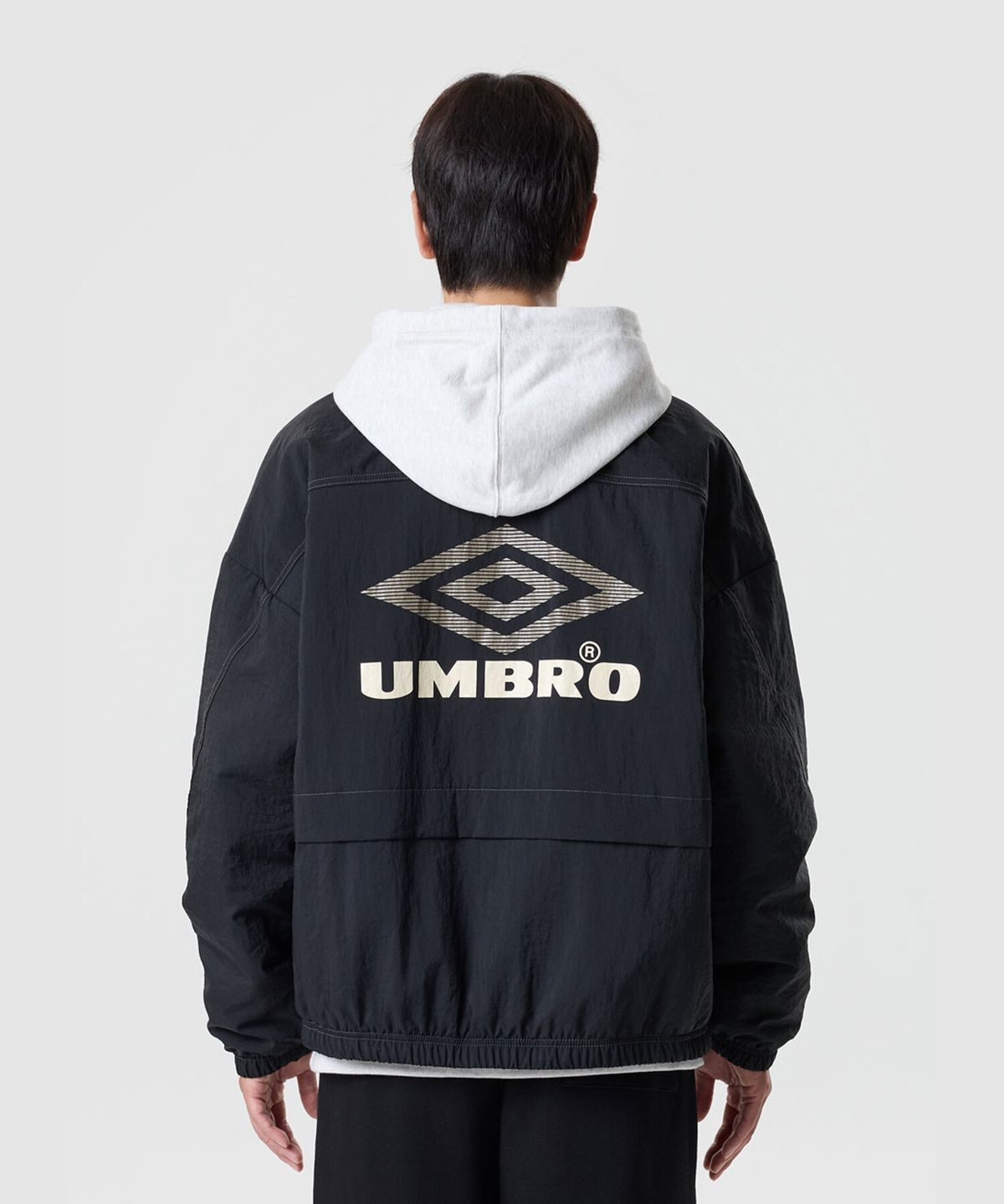 엄브로(UMBRO) 크리스피 타슬란 스탠넥 패딩 자켓 블랙 UR321CPJ91