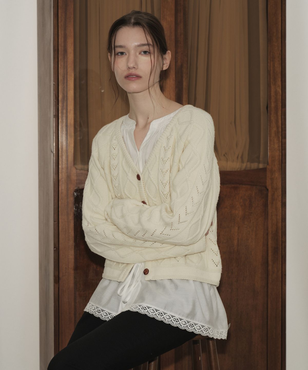 모우트(MOAT) V넥 스카시 가디건 (샌드 아이보리)