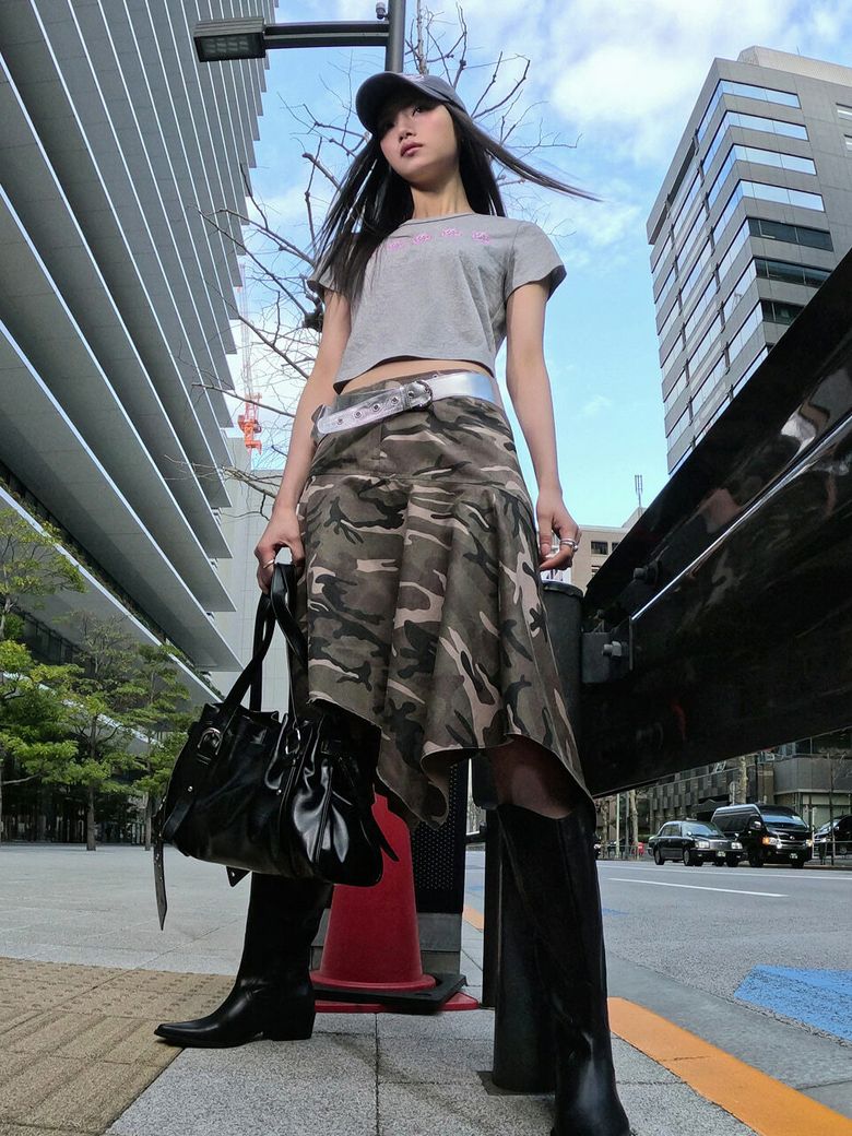 ASYMMETRIC CAMO RAW CUT SKIRT AW6SS207_7E