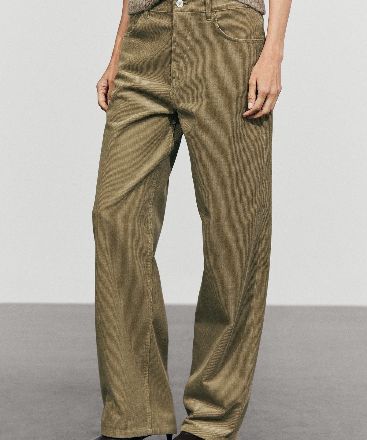 마시모두띠(MASSIMO DUTTI) 스웨이드 루즈 핏 미드라이즈 팬츠