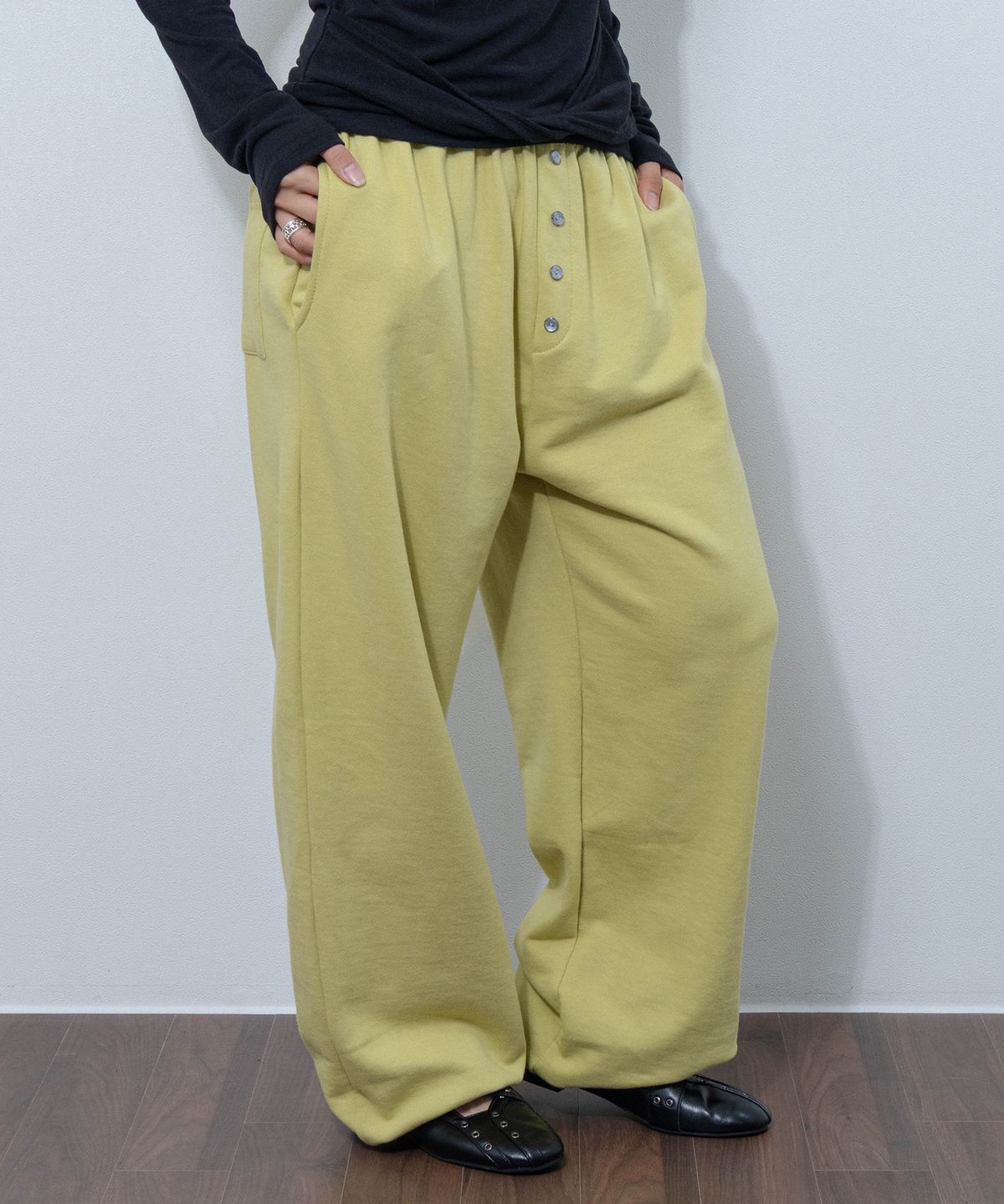 칙스(CHICKS) 데일리 버튼 벌룬 스웻 조거 팬츠 올리브
