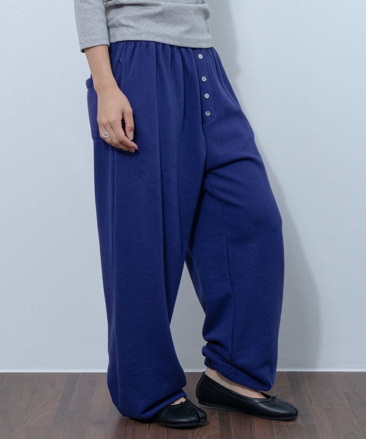 칙스(CHICKS) 데일리 버튼 벌룬 스웻 조거 팬츠 딥블루