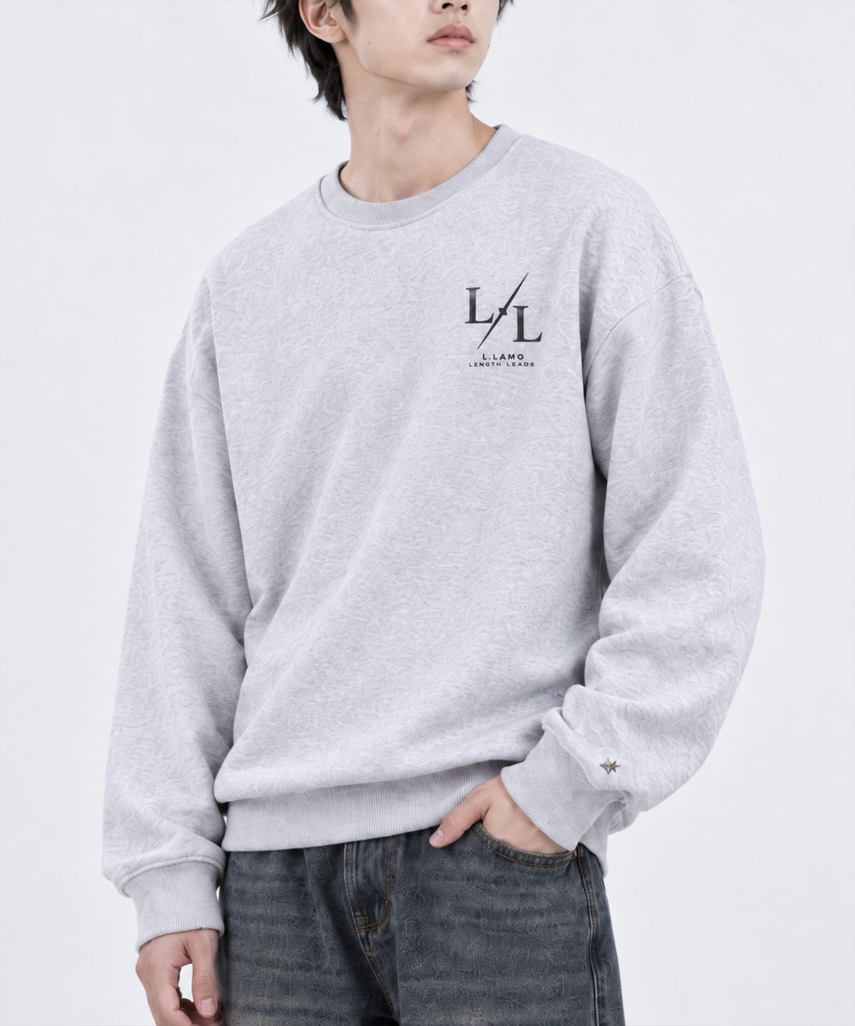 엘라모(LLAMO) 컴포트 쭈리 PU로고 오버핏 맨투맨