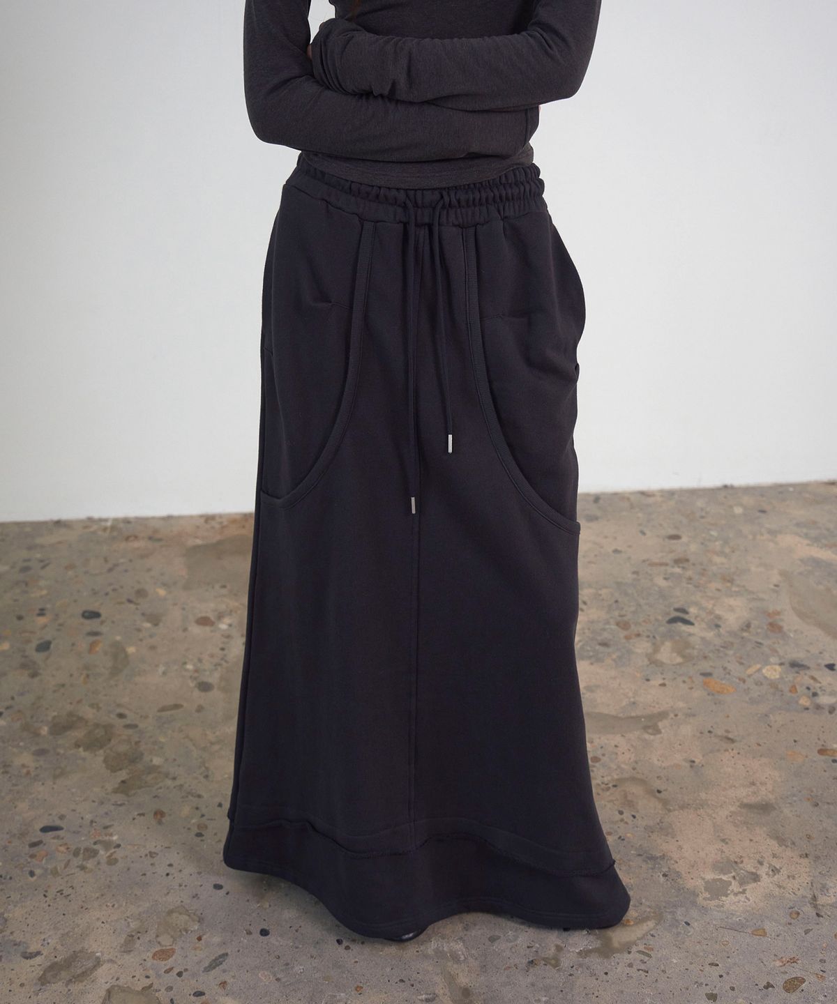 신앤리(SSIN AND LEE) Off-Duty Maxi Sweat Skirt Charcoal