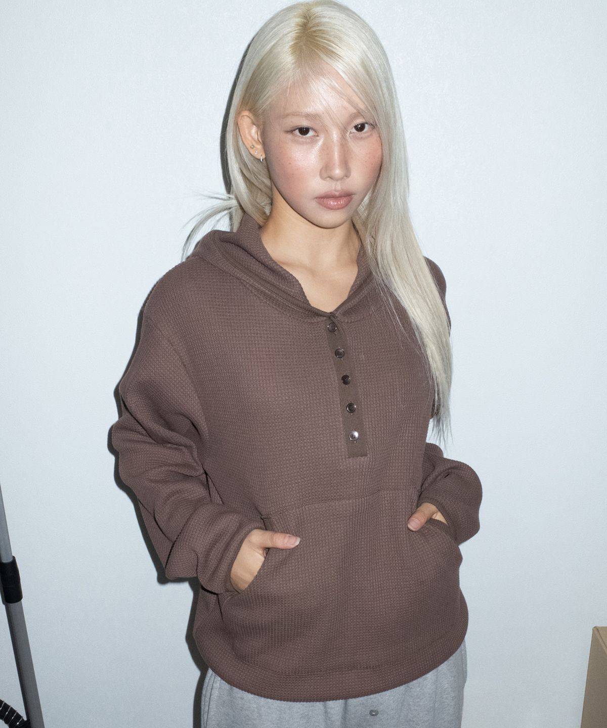칙스(CHICKS) 브리즈 와플 헨리넥 후드티 브라운