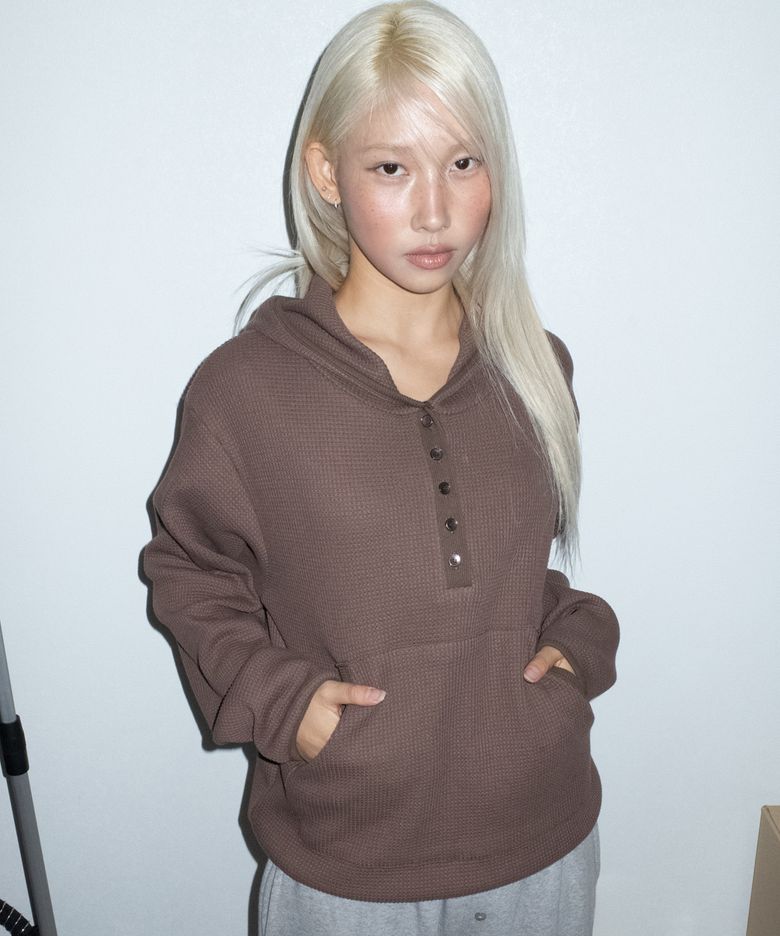 브리즈 와플 헨리넥 후드티 브라운