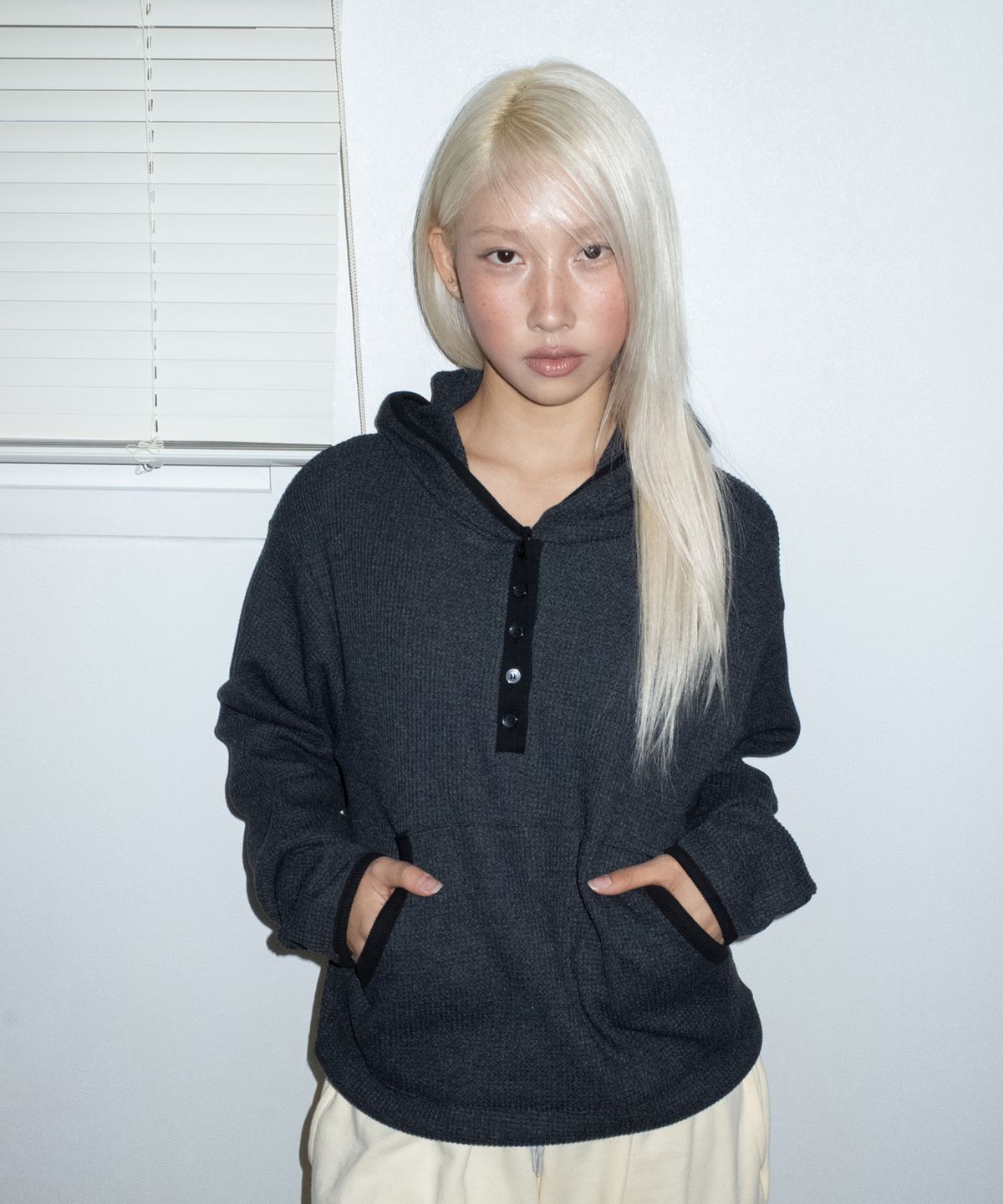 칙스(CHICKS) 브리즈 와플 헨리넥 후드티 차콜