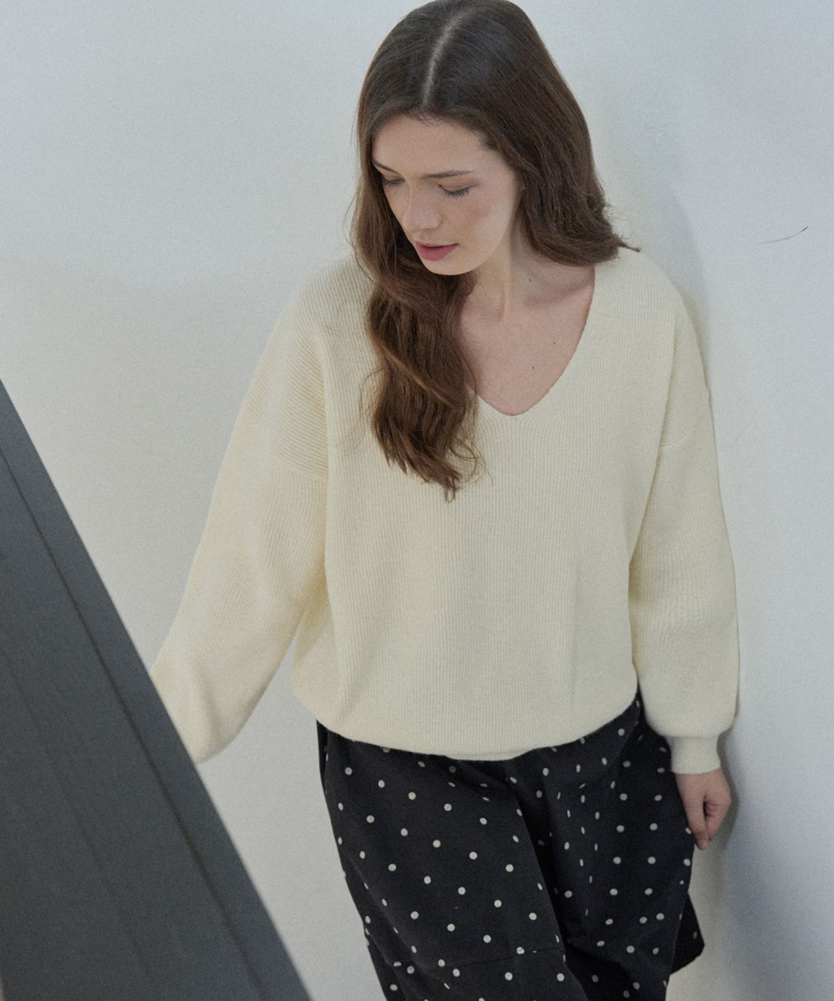 아방(AVANT-G) V-neck Oversized Knit Pullover - CREAM