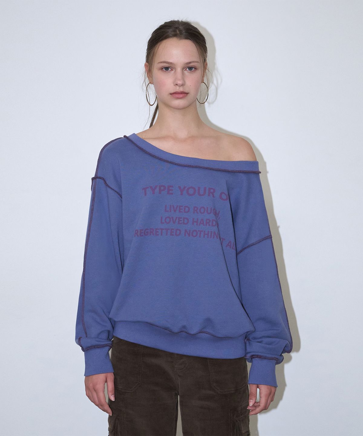 로타입(ROUGHTYPE) Color Stitch Off-shoulder Sweatshirt - Blue purple