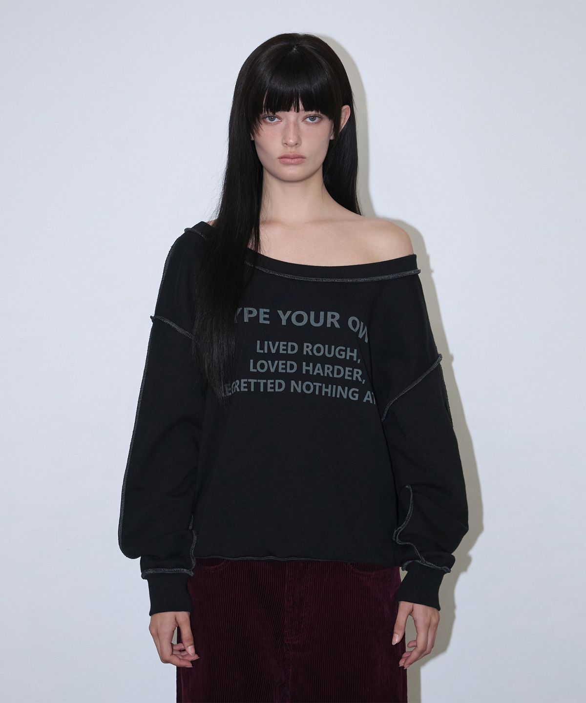 로타입(ROUGHTYPE) Color Stitch Off-shoulder Sweatshirt - Black