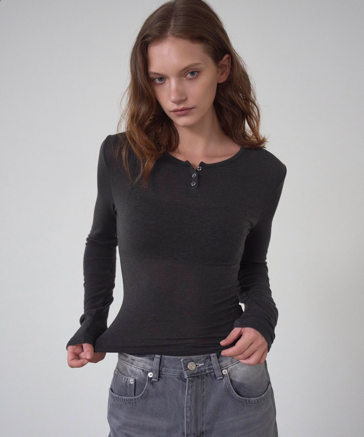 신앤리(SSIN AND LEE) Bare Henley Neck T-shirt Charcoal