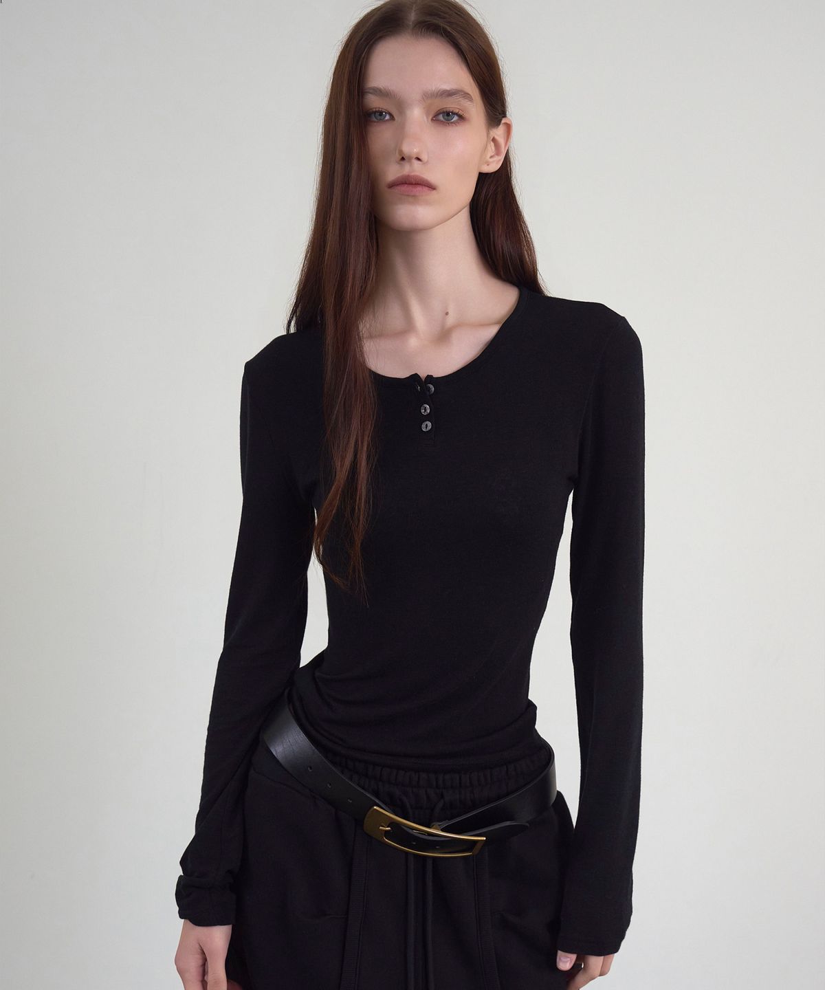 신앤리(SSIN AND LEE) Bare Henley Neck T-shirt Black