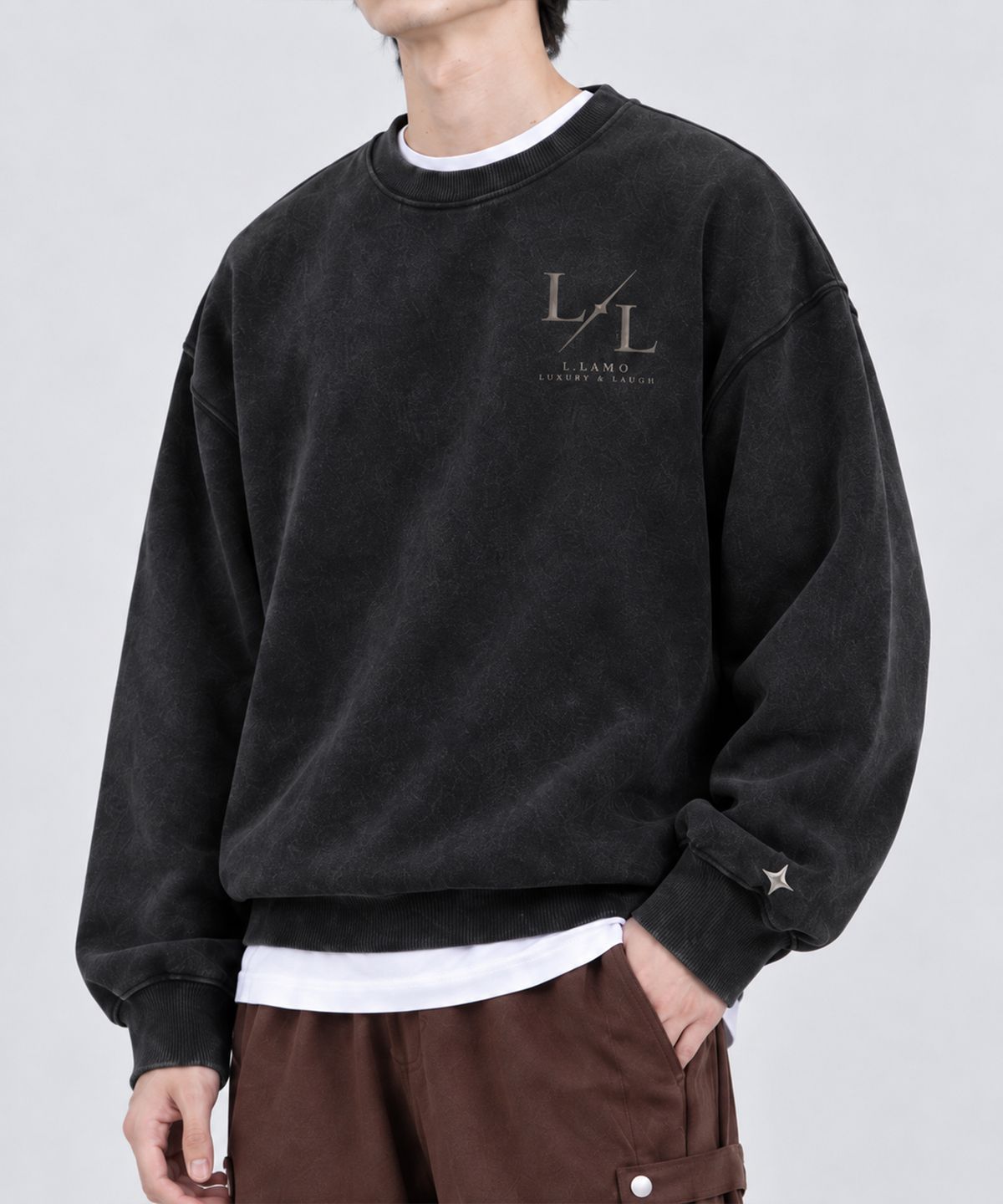 엘라모(LLAMO) 컴포트 쭈리 PU로고 솔트워싱 오버핏 맨투맨