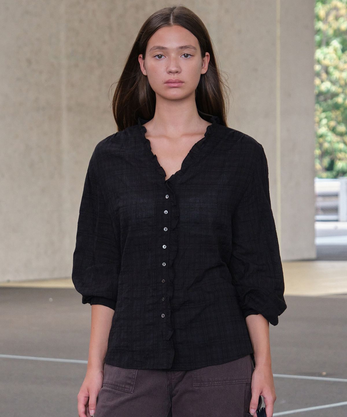 썸웨어버터(SOMEWHEREBUTTER) Nod Check Frill Blouse - Black