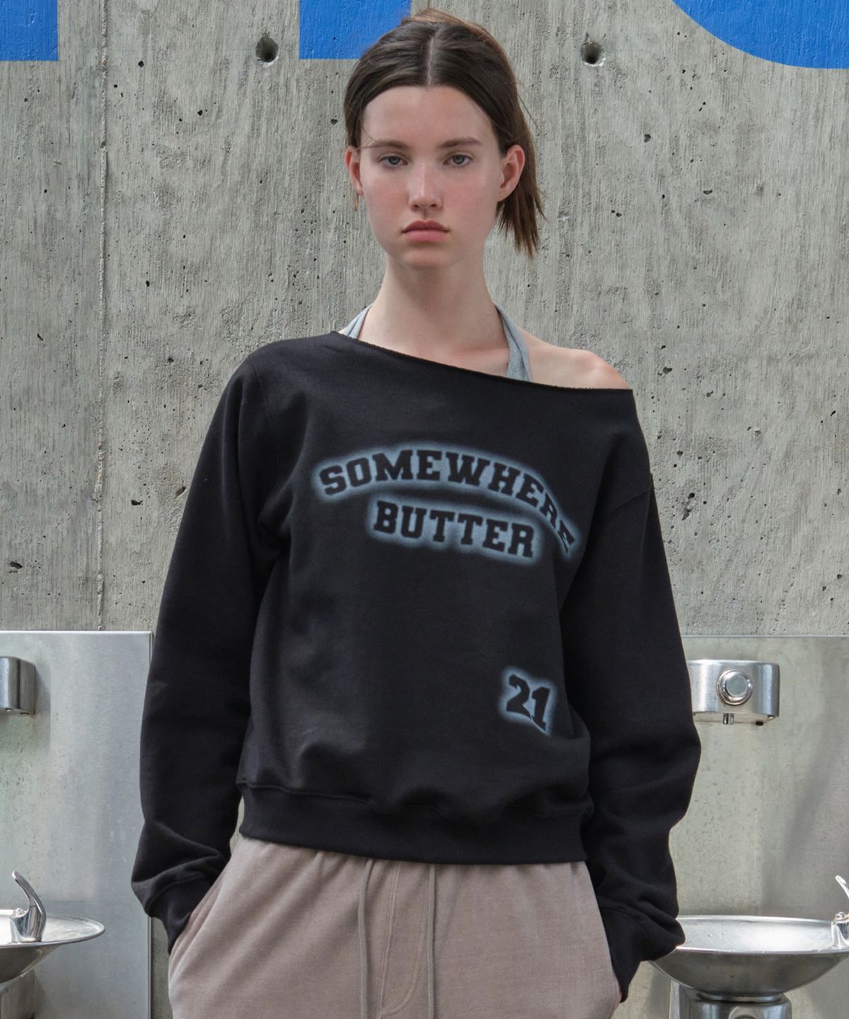 썸웨어버터(SOMEWHEREBUTTER) 21 Logo Off Shoulder Sweatshirt - Black Charcoal