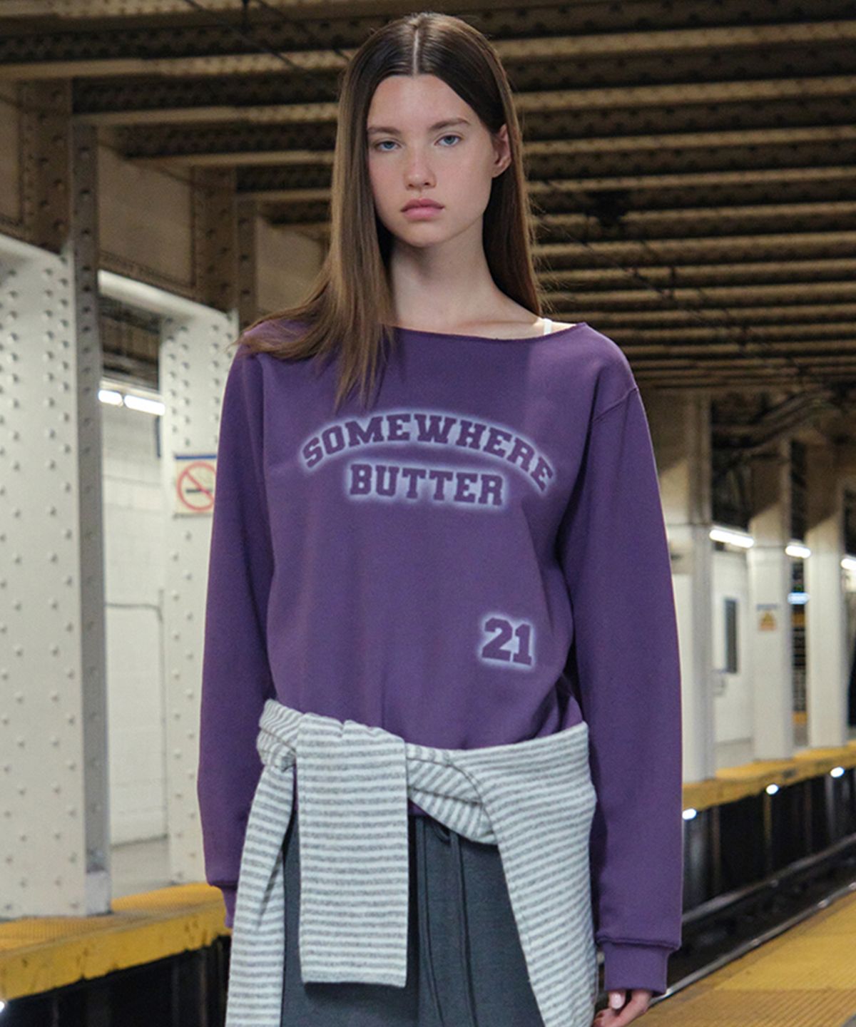 썸웨어버터(SOMEWHEREBUTTER) 21 Logo Off Shoulder Sweatshirt - Dusty Purple