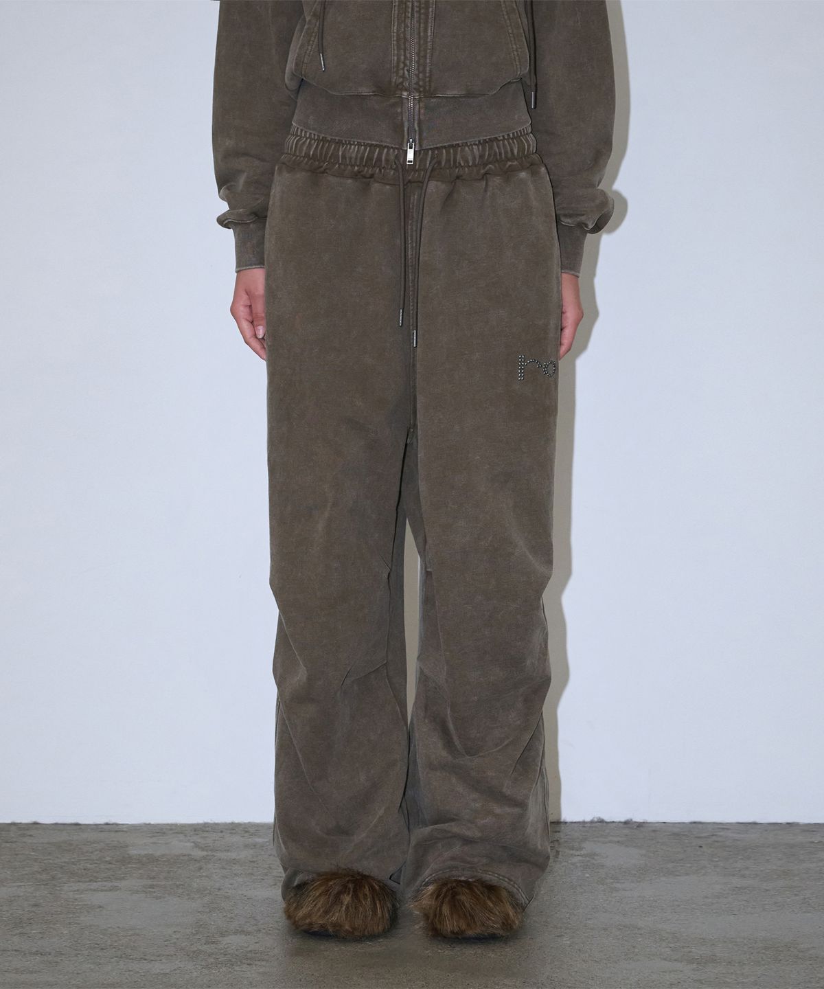 로타입(ROUGHTYPE) Pigment Stud Sweat Pants - Khaki brown