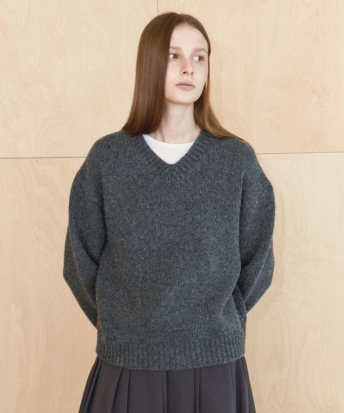 더라이(THERYE) Fine Wool V-Neck Knit(Charcoal)