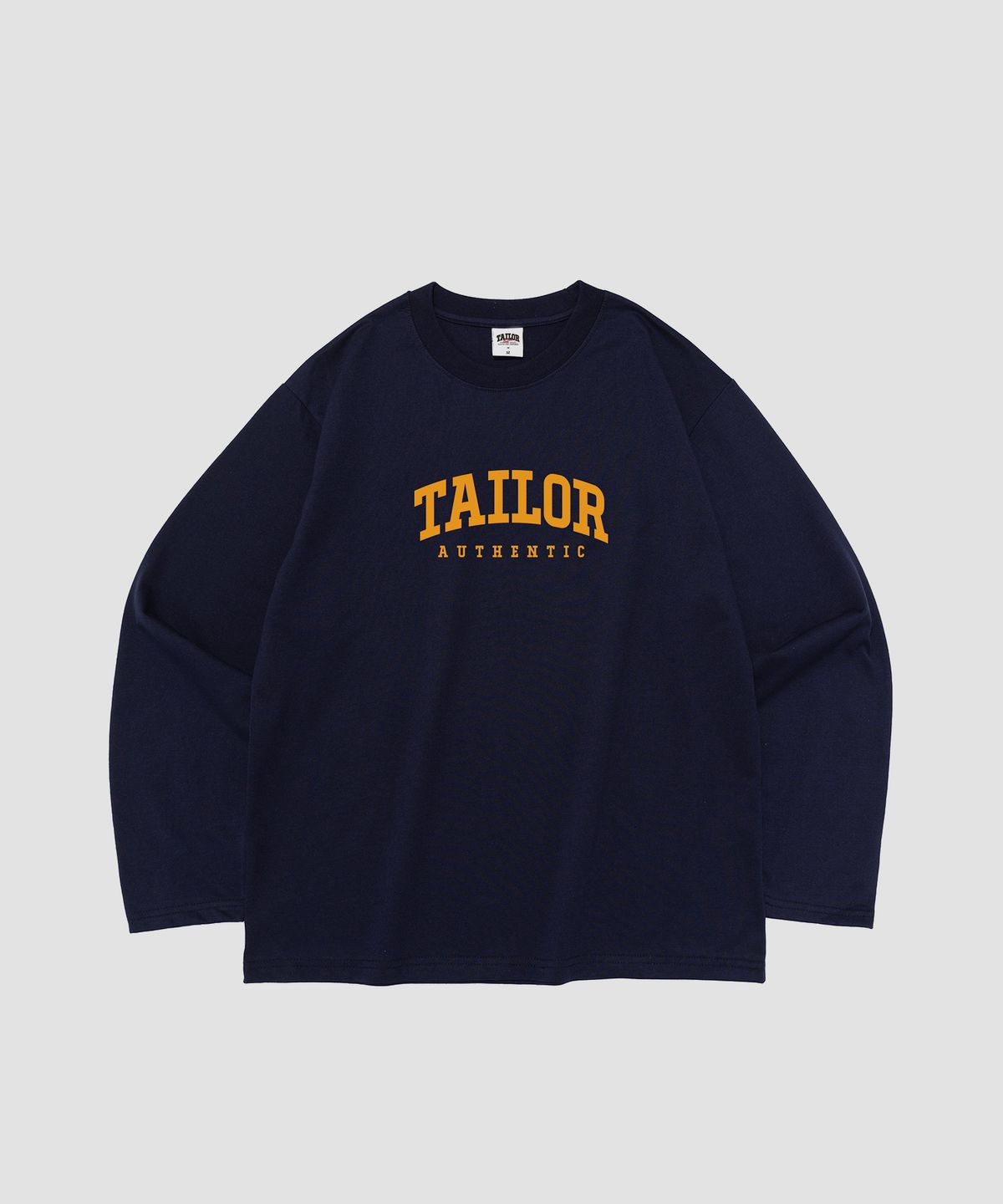 테일러 스튜디오(TAILOR STUDIO) 엔비엘 하프 로고 롱슬리브 (네이비)