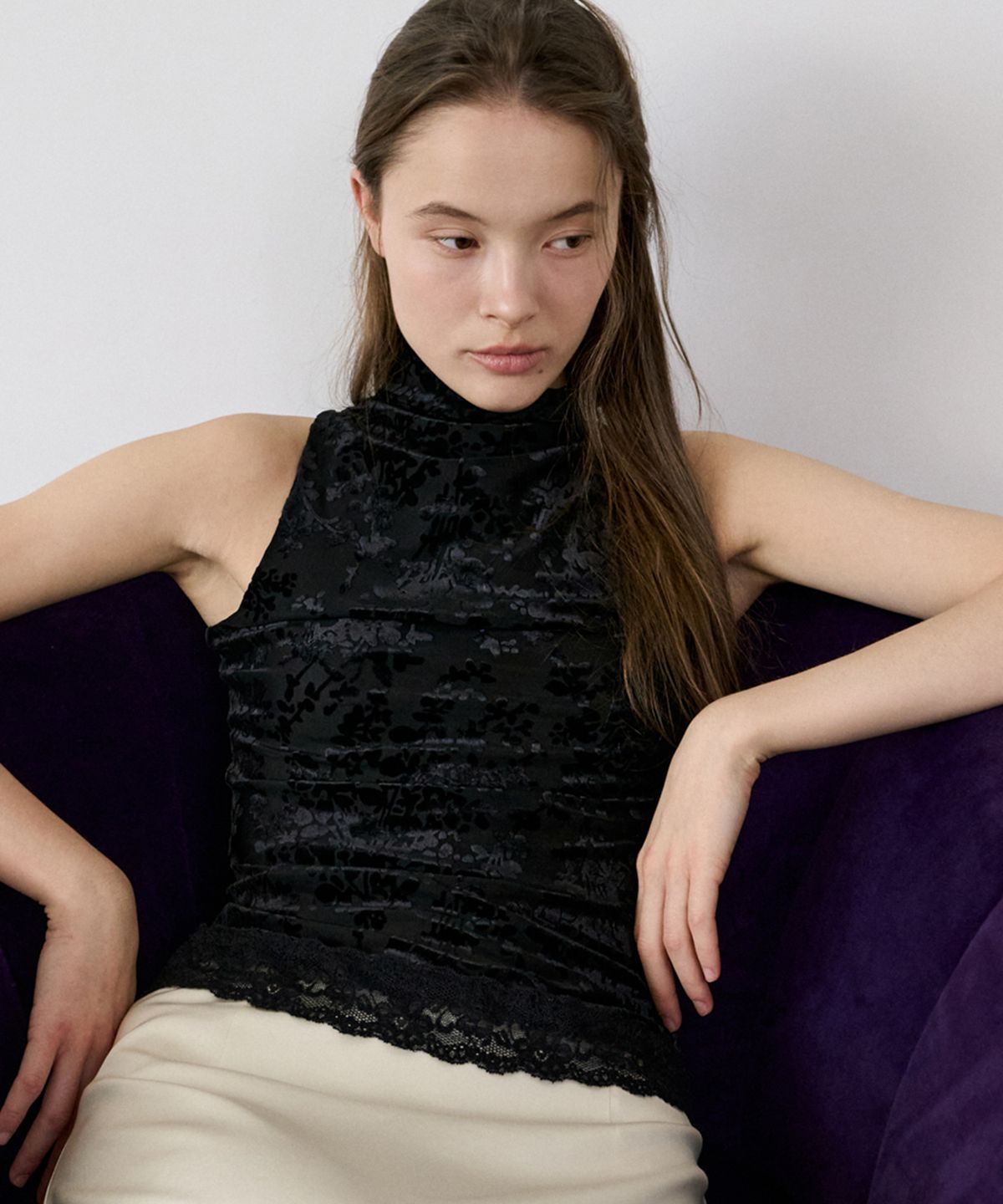 이보크에라(EVOKEERA) Velvet Mock Neck Lace Sleeveless Top(Black Flower)