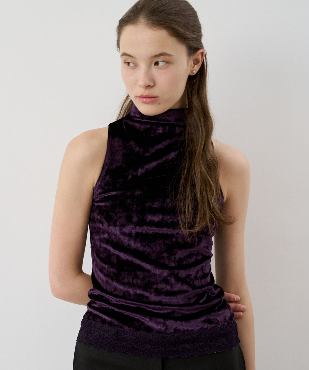 이보크에라(EVOKEERA) Velvet Mock Neck Lace Sleeveless Top(Purple)