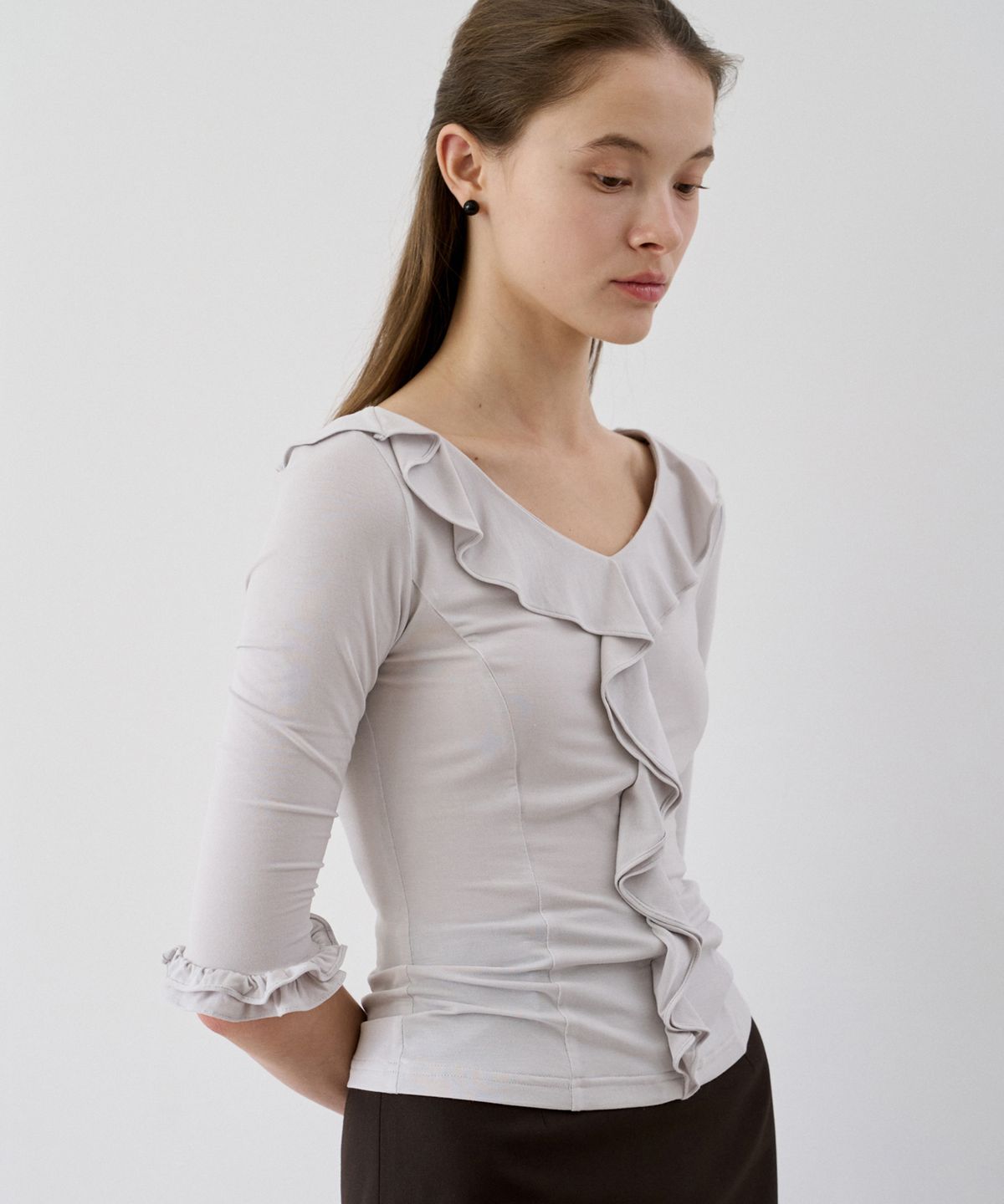 이보크에라(EVOKEERA) Belle Deep V-Neck Ruffle Jersey Blouse(Light Gray)