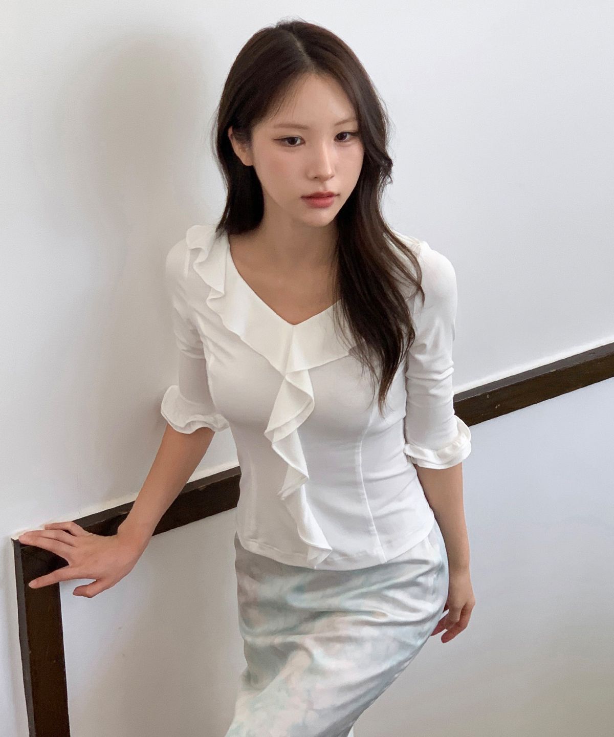 이보크에라(EVOKEERA) Belle Deep V-Neck Ruffle Jersey Blouse(White)