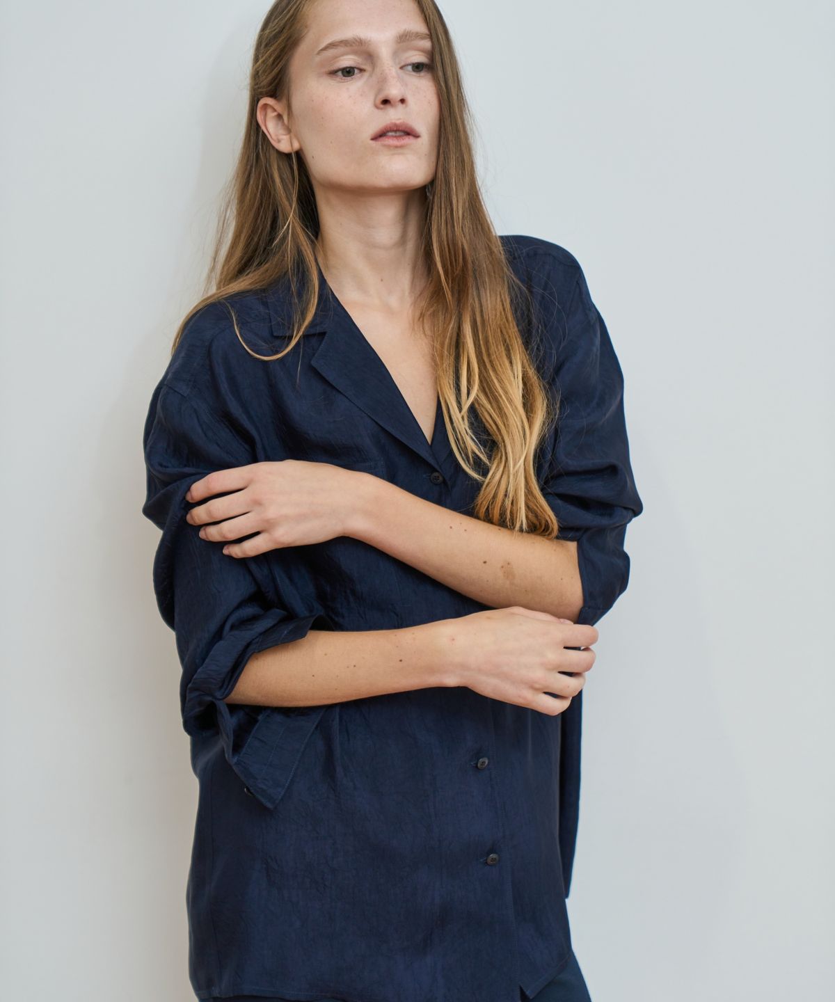그리다제이(GRIDAJ) Fluid Soft Crinkle Open Collar Shirt _ Navy