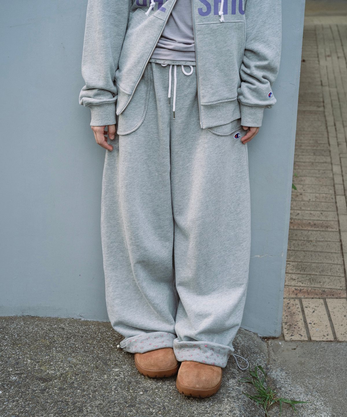 챔피온(CHAMPION) 챔피온 X 오헤시오 플라워 커프 밴딩 스웨트 팬츠 Melange Gray