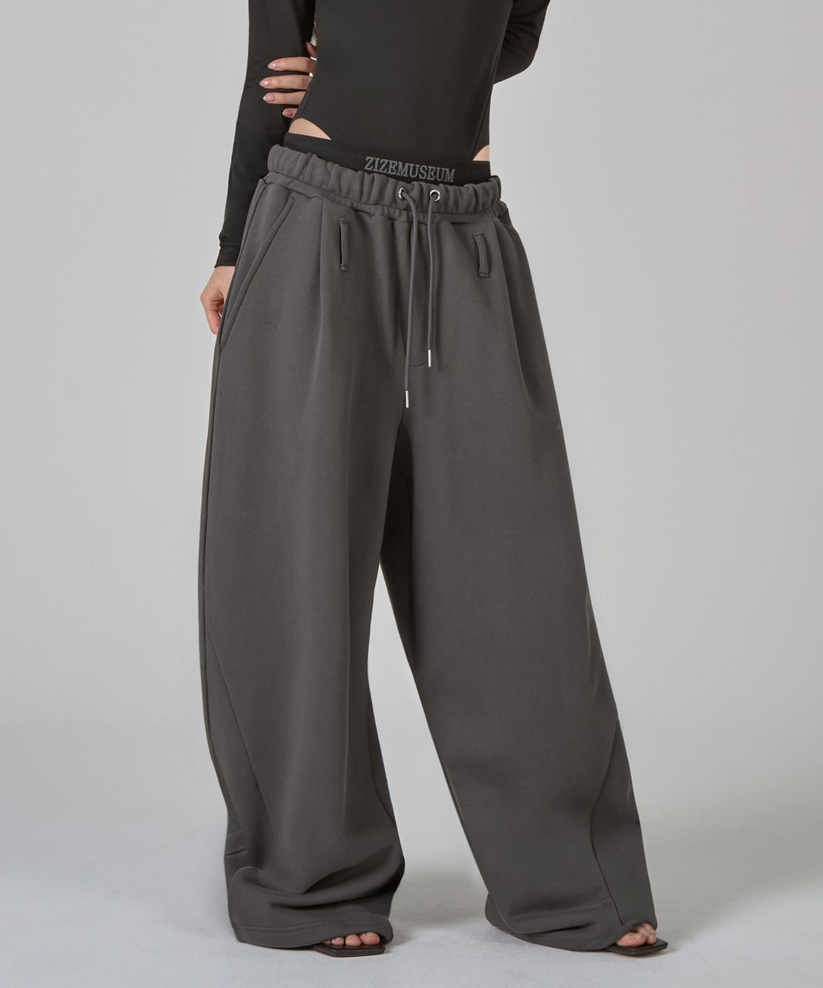 지제뮤지엄(ZIZEMUSEUM) LAYERED BANDING ONE-TUCK SWEATPANTS (CHARCOAL)