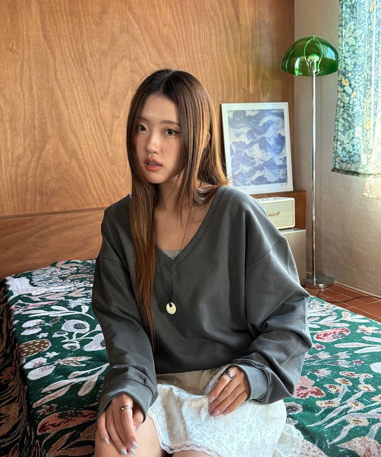 트리나타 오버핏 딥 브이넥 피그먼트 맨투맨_차콜