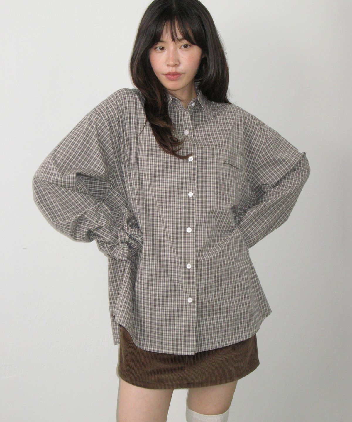 론론(RONRON) SCRUNCHIE SET LETTERING OVER FIT CHECK SHIRT BEIGE
