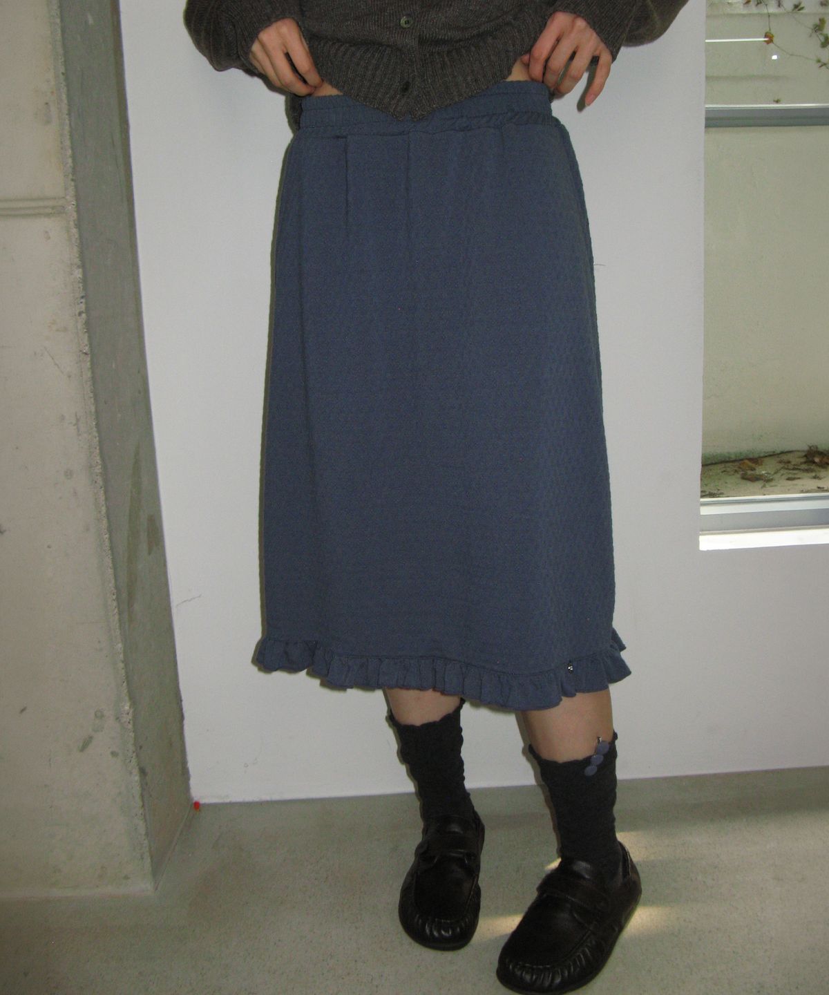 론론(RONRON) EMBO FRILL MIDI SKIRT NAVY