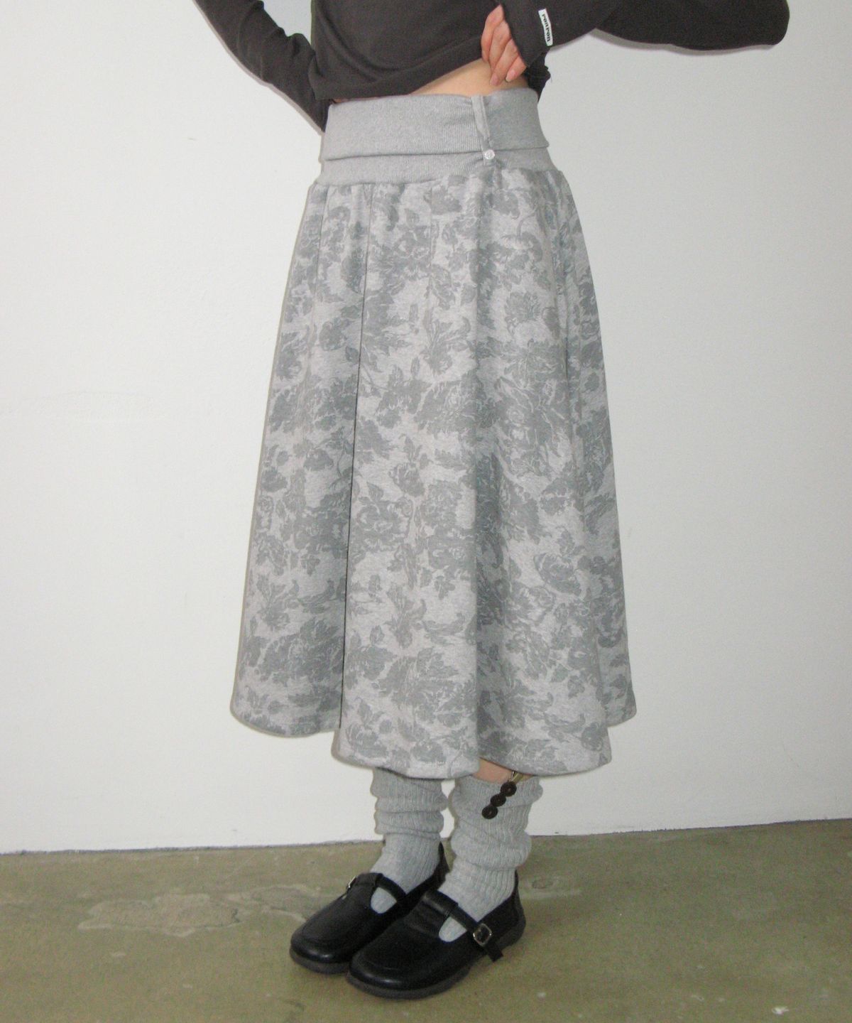 론론(RONRON) FLORAL SWEAT FLARE SKIRT GREY