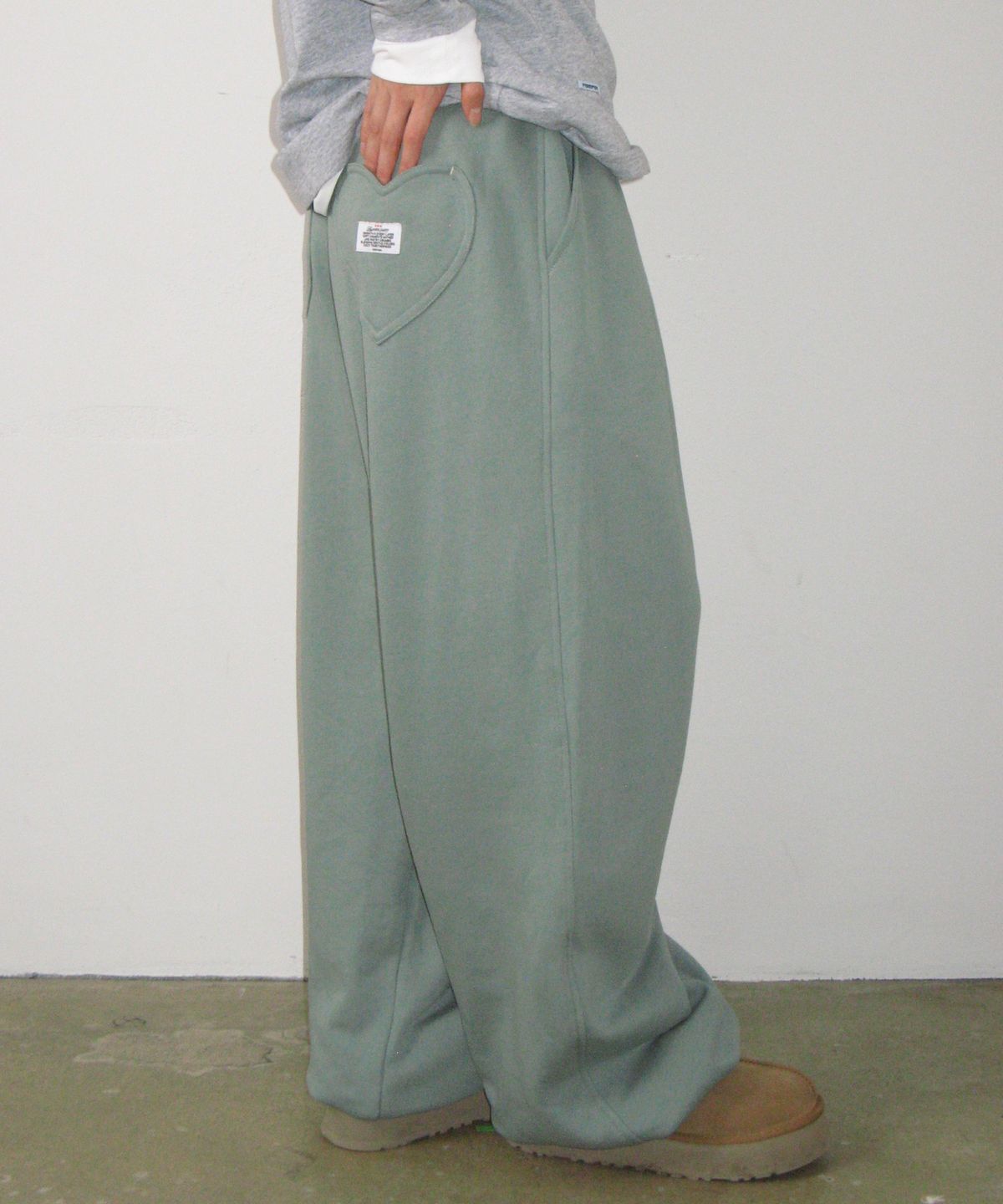 론론(RONRON) HEART POCKET WIDE JOGGER PANTS ASH KHAKI