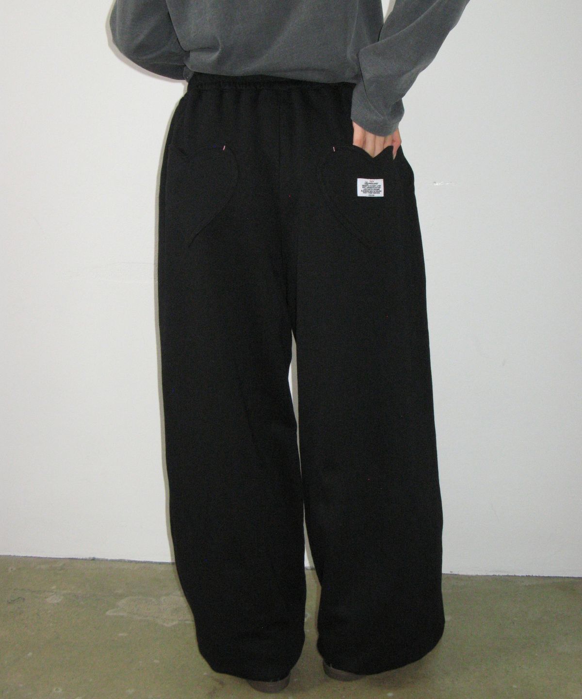 론론(RONRON) HEART POCKET WIDE JOGGER PANTS BLACK