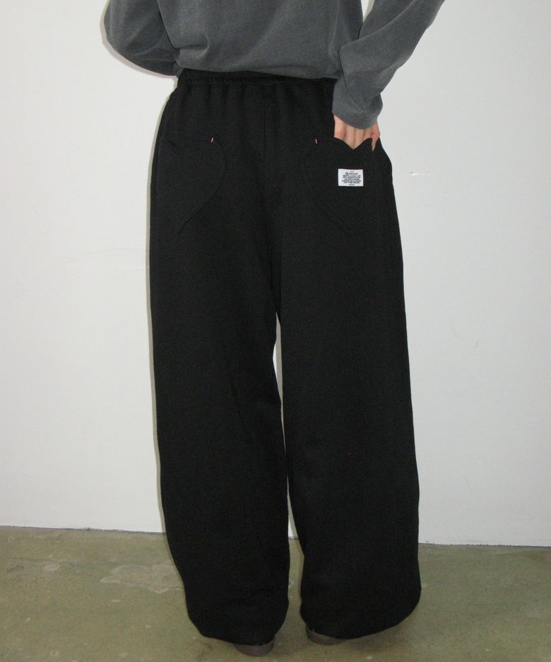 HEART POCKET WIDE JOGGER PANTS BLACK