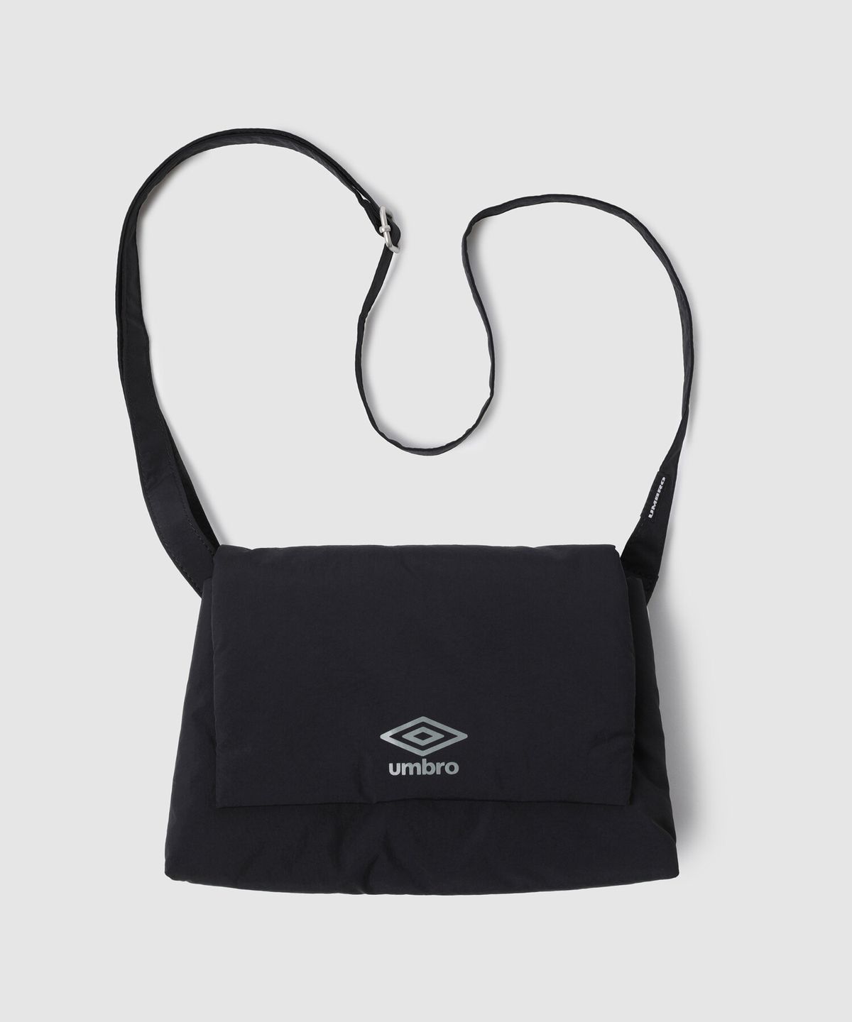 엄브로(UMBRO) 소프트 퍼프 플랩 크로스백 블랙 UR422CBGN3