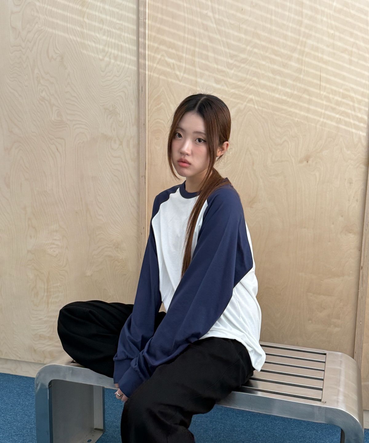 트리나타(TRINATA) 소프트 코튼 오버핏 배색 래글런 긴팔티_네이비/아이보리
