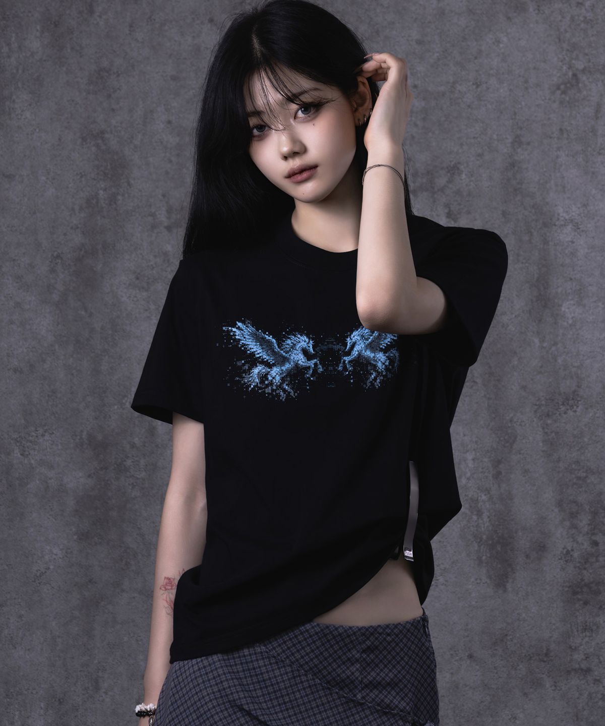 알트코드 아카이브(ALTCODE ARCHIVE) 미러드 페가수스 크레스트 티셔츠 블랙