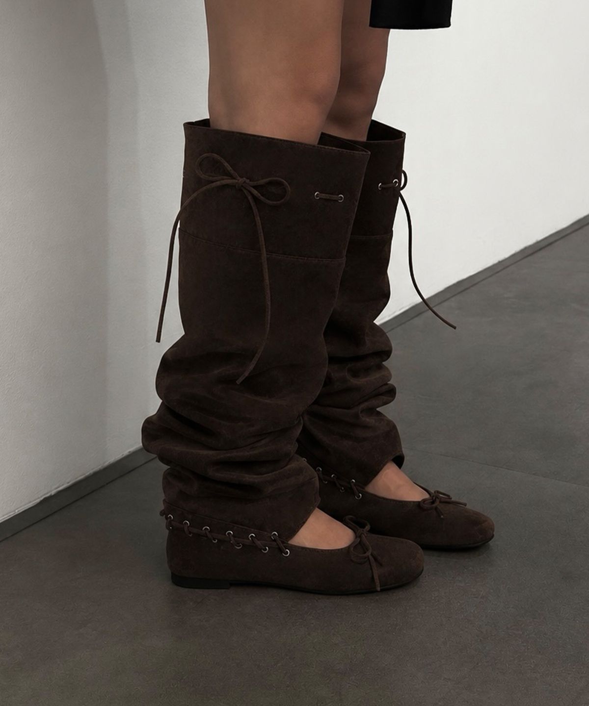 모이페어(MOIFAIRE) STRAP FLAT SUEDE BOOTS / BROWN