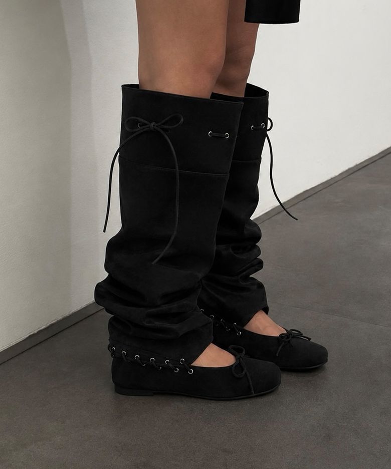 STRAP FLAT SUEDE BOOTS / BLACK