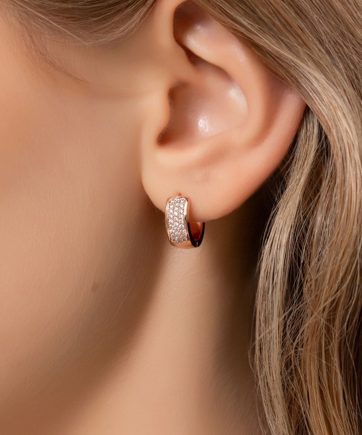 엘르주얼리(ELLEJEWELRY) 14K GF 큐빅 볼드 원터치 귀걸이 ELGPEE594
